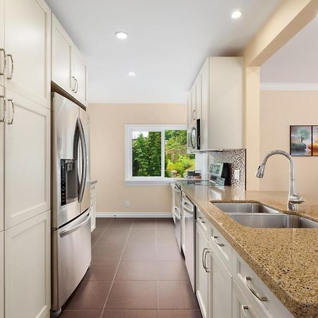 Lovely 3 Bedroom Port Moody Spacious Home 6 People Free Parking ภายนอก รูปภาพ