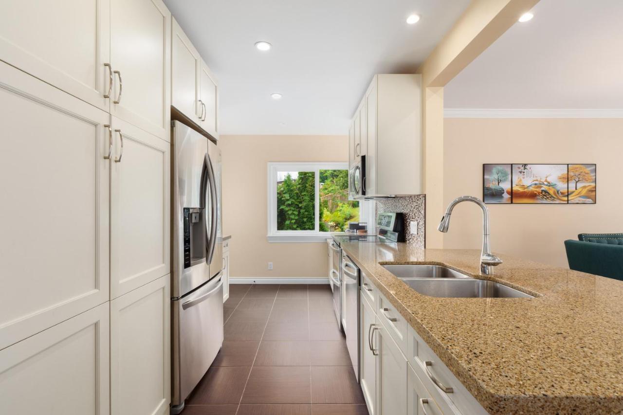 Lovely 3 Bedroom Port Moody Spacious Home 6 People Free Parking ภายนอก รูปภาพ